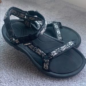 Teva sandals Hawaiian print SIZE 9 - used